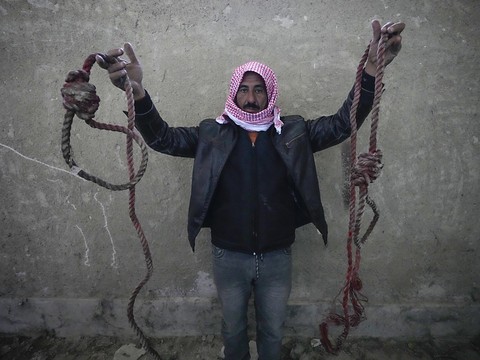 Des milliers de proches de détenus devant la prison de Saydnaya