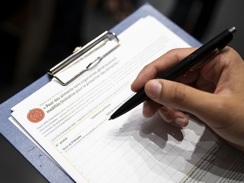 Initiatives populaires: la récolte de signatures devrait être numérisée