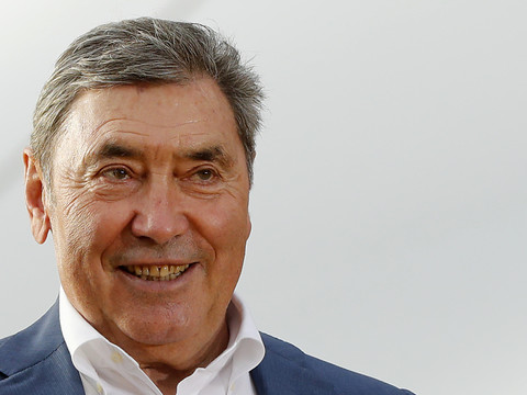 Eddy Merckx plaisante après être tombé