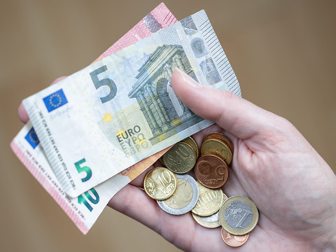 La BCE abaisse ses taux et anticipe une politique moins restrictive