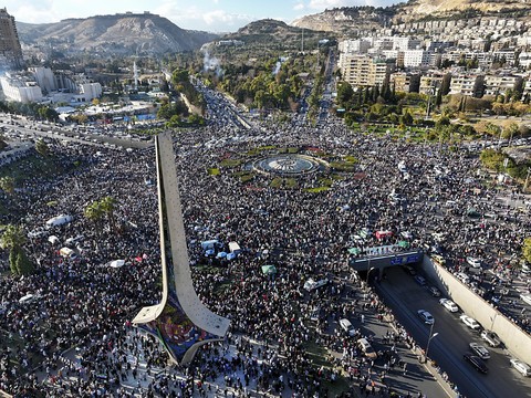 Des milliers de Syriens dans la rue pour fêter