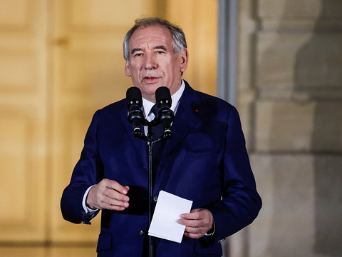 France: François Bayrou face à 