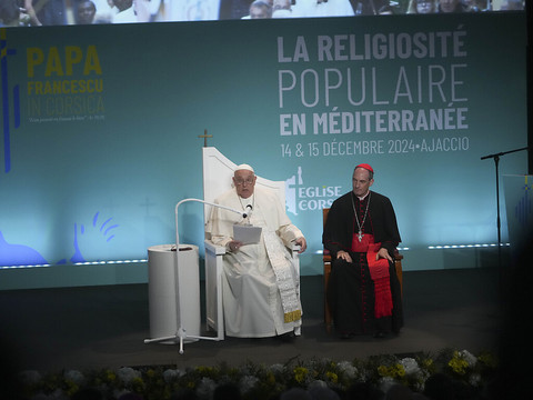 En Corse, le pape défend sa version de la laïcité