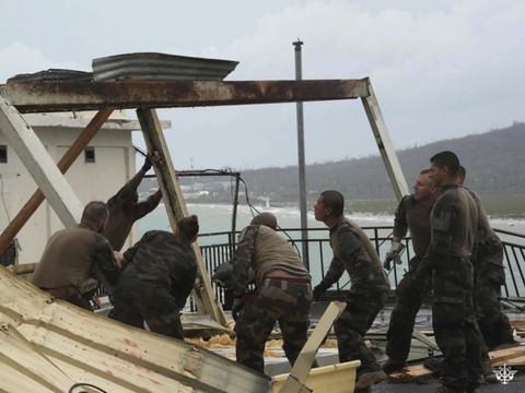 Les autorités redoutent des centaines de morts à Mayotte, ravagé