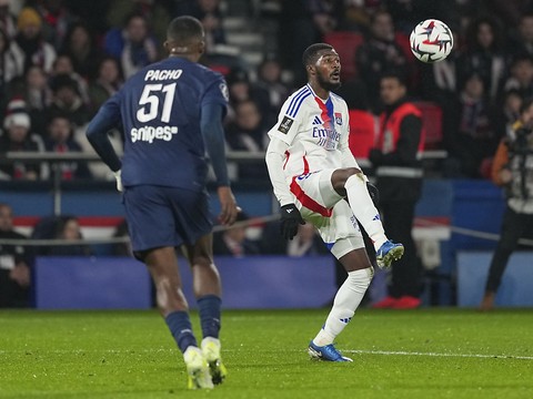 PSG-OL: chants insultants, brève interruption