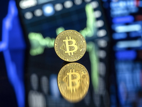 Le bitcoin poursuit son envolée et établit un nouveau record