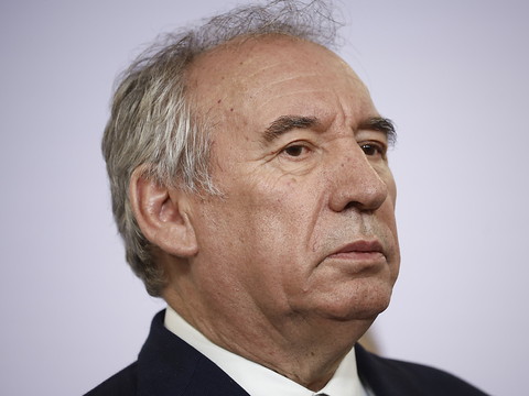 Bayrou sous le feu des critiques, rencontre avec Macron