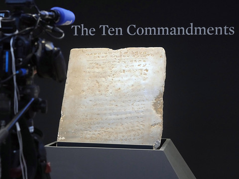 Cinq millions pour une tablette gravée des Dix Commandements