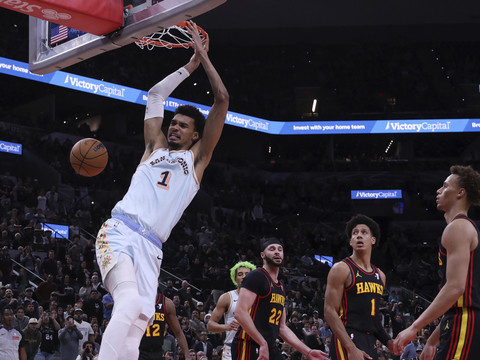 Wembanyama fait plier les Hawks en inscrivant 42 points