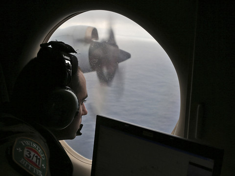 Les recherches sur l'avion du vol MH370 disparu reprennent