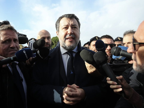 Bateau de migrants bloqué en mer: Matteo Salvini relaxé