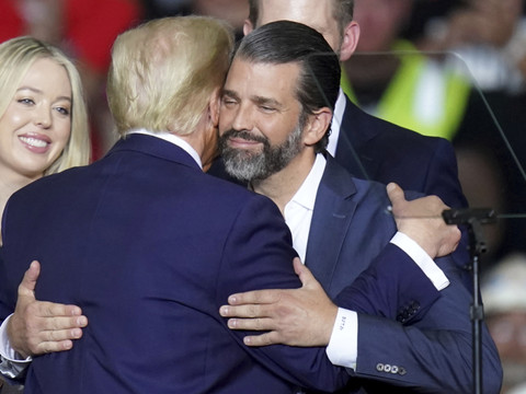 Trump place les actions de son groupe de médias dans un trust
