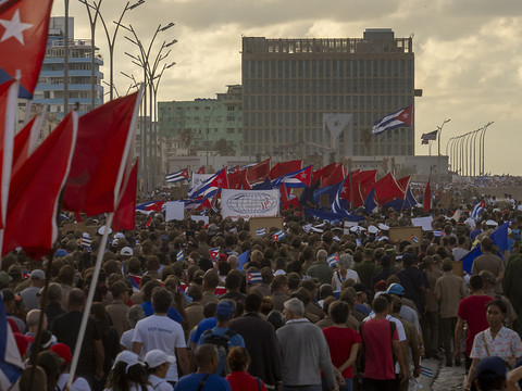 Des milliers de Cubains manifestent contre l'embargo