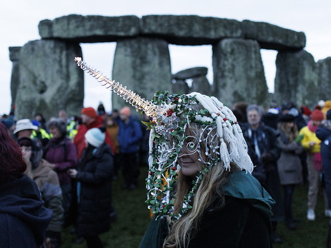 Des milliers célèbrent le solstice d'hiver à Stonehenge