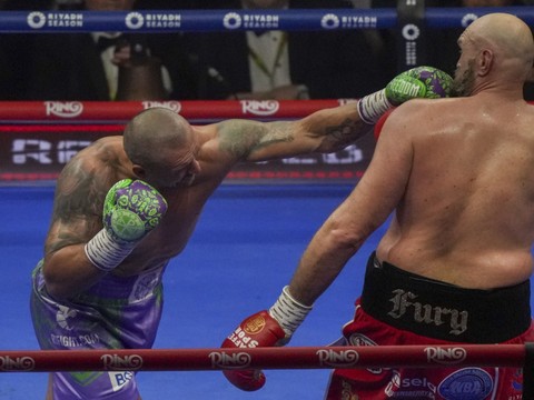 Usyk bat encore Fury et conserve ses ceintures mondiales