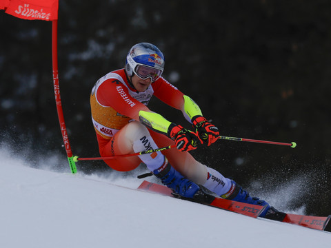 Marco Odermatt sur le podium provisoire