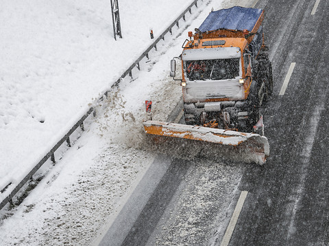 La neige perturbe le trafic routier dans les Alpes