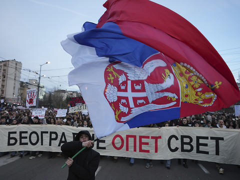Serbie : des milliers de personnes manifestent contre le pouvoir