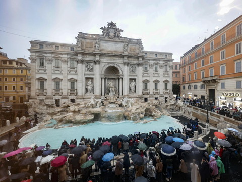 La fontaine de Trevi rouvre et contingente les touristes