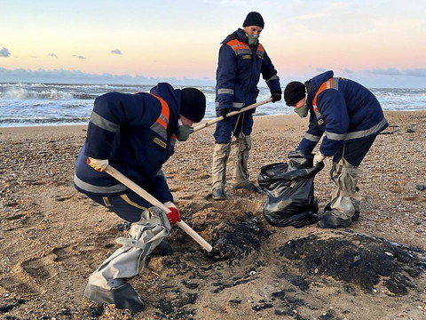 Détroit de Kerch: sols pollués par une marée noire
