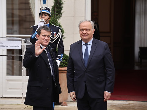Les ministres français prennent leur fonction, le PS hausse le ton