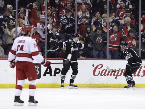 Un 3e succès de suite pour les Devils, un 18e but pour Hischier