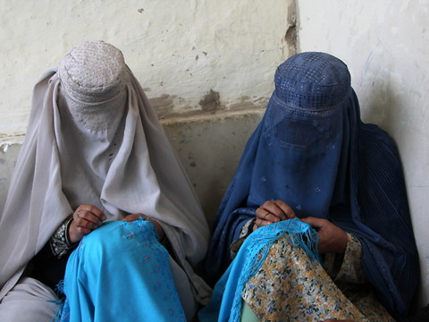 Les talibans contre les fenêtres qui permettent de voir des femmes