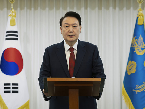 Mandat d'arrêt demandé contre le président sud-coréen déchu Yoon