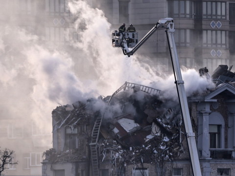 Deux morts et plusieurs blessés dans une attaque russe à Kiev