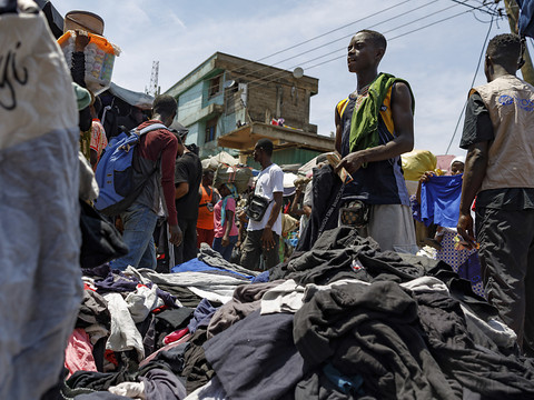 Un incendie détruit le principal marché de fripes du Ghana