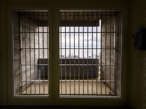 Ivre, il ouvre les cellules d'une prison: 13 détenus dans la nature