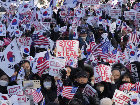 Nouvelles manifestations pour et contre l'arrestation de Yoon