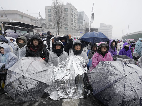 Manifestations à la veille de la date butoir pour arrêter Yoon