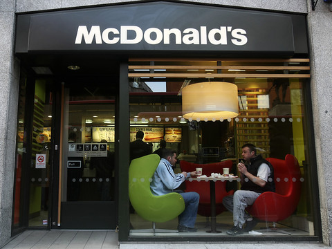 Harcèlement: plainte collective contre McDonald's au Royaume-Uni