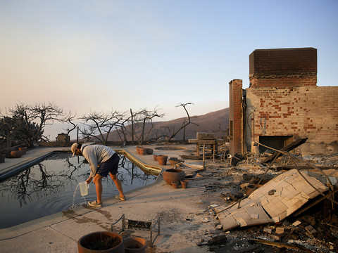 A Los Angeles, les incendies font rage, mais le vent faiblit