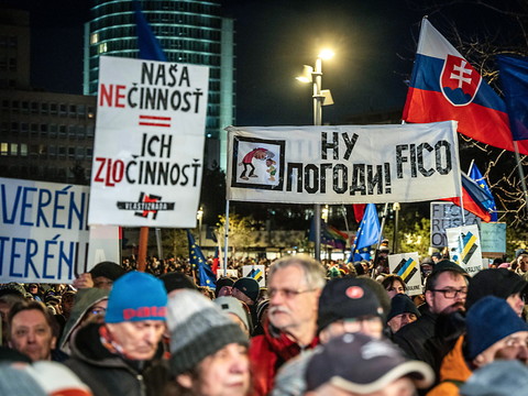 Des milliers de manifestants contre un rapprochement avec Moscou