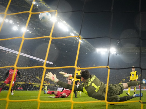 Xhaka remporte le derby suisse face à Kobel