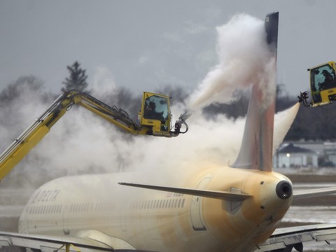Tempête au sud des Etats-Unis: des milliers de vols annulés