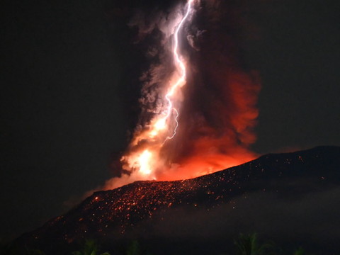 Eruption du mont Ibu en Indonésie