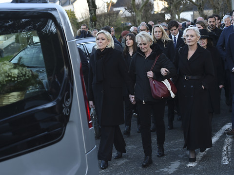 Jean-Marie Le Pen inhumé dans l'intimité à la Trinité-sur-Mer
