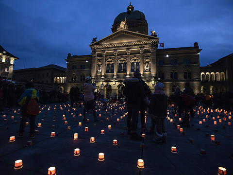 Mille bougies sur la Place fédérale contre la pauvreté
