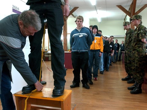 Près de 12'500 recrues débutent l'armée lundi en Suisse