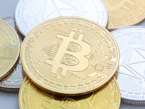 Le bitcoin poursuit sa chute, s'approchant des 90'000 dollars