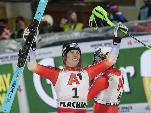 Doublé suisse en slalom à Flachau, Rast devant Holdener