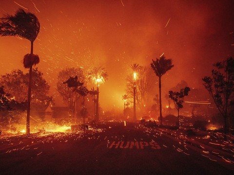 Pas de répit dans les incendies à Los Angeles, où le vent souffle