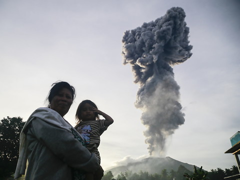 Volcan en Indonésie: des milliers d'évacuations en cours