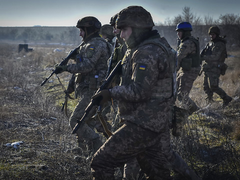L'armée ukrainienne dit avoir capturé 27 soldats russes en Russie