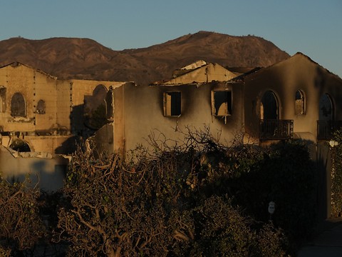 Dévastée par les incendies, Los Angeles bénéficie d'une accalmie