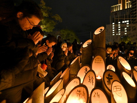 Le Japon marque le 30e anniversaire du séisme meutrier de Kobe