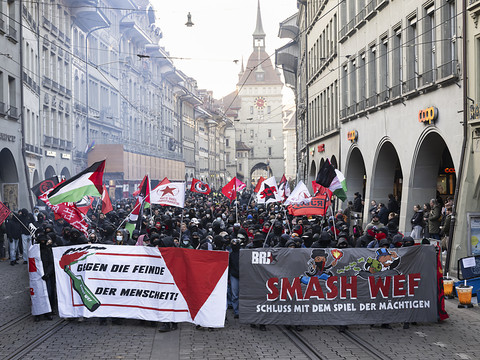 Plusieurs centaines d'opposants au WEF manifestent à Berne